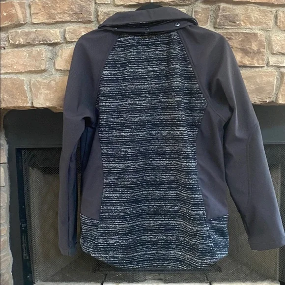 Black and silver ski jacket with detachable fur hat and zippered pockets. Large - Picture 8 of 16